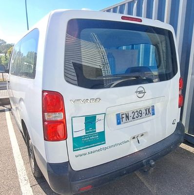 une camionnette blanche garée dans un parking