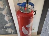 un extincteur fixé à la porte d'un immeuble