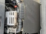 une photo d'un moteur de voiture sous le capot