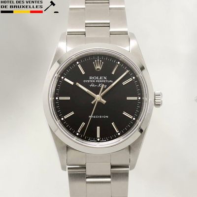 une montre en acier inoxydable dotée d'un cadran noir