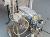 une petite machine posée sur le sol