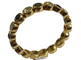 gros plan d'une bague en or sur fond blanc