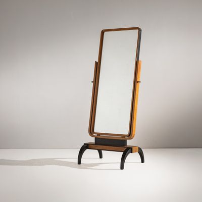 une photo d'un miroir sur pied avec un cadre en bois posé sur un socle