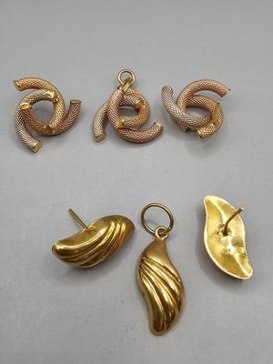 Deux pendentifs OR avec les paires de boucles oreilles assor… - Photo 1