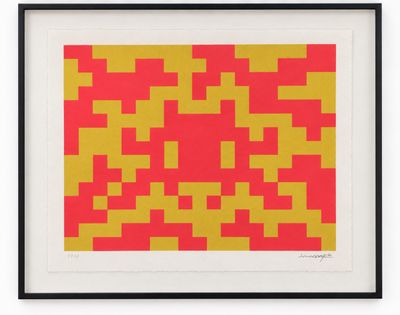 un tableau abstrait rouge et jaune, encadré de noir, accroché à un mur blanc