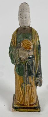 une figurine représentant un homme tenant un chat