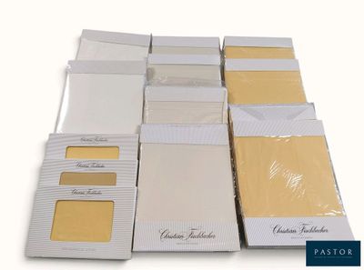 un gros plan sur un paquet de cartes dans une boîte, sur fond blanc