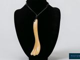 gros plan d'un collier sur le cou d'un mannequin