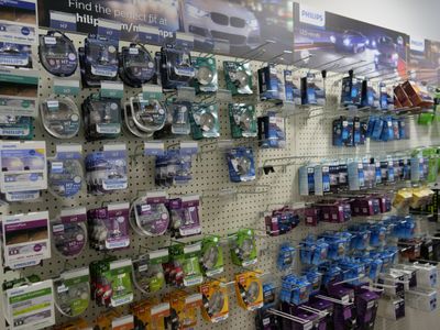 de nombreux articles sont exposés sur les murs du magasin et proposés à la vente