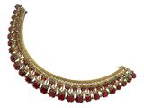 un collier doré et rouge orné de pierres rouges