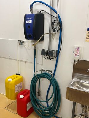 une photo d'une cuisine avec un évier et un tuyau d'arrosage