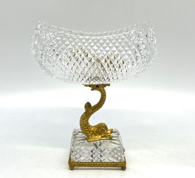 bol en verre doré et transparent posé sur un socle doré, sur fond blanc