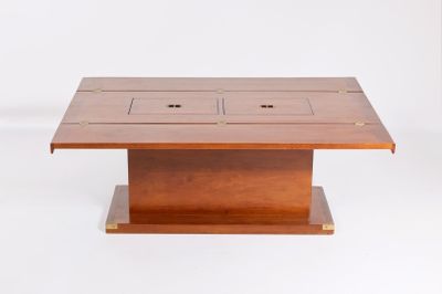 une image représentant une table carrée en bois avec quatre trous carrés au centre