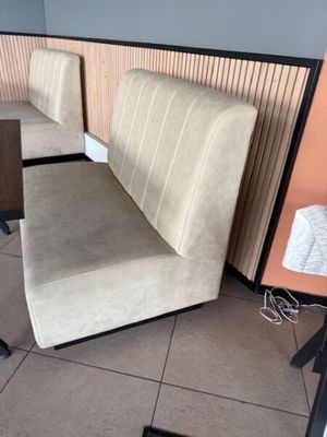 deux chaises et une table dans un coin d'un restaurant