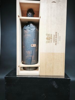 une bouteille de vin dans un coffret en bois sur une table