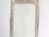 une image représentant un miroir posé sur une surface blanche, avec un fond blanc