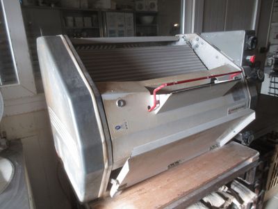 une machine posée sur une table