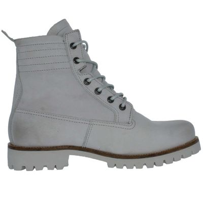 des bottes en cuir blanc à lacets et à semelles en caoutchouc sur fond blanc