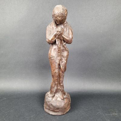 une statue ancienne d'une femme tenant un bébé dans ses bras