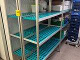 un gros plan d'une étagère métallique dans une pièce, sur laquelle sont posées des cartons