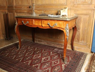 un bureau avec un plateau en marbre et un tapis au sol