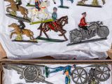 une boîte contenant tout un tas de petits soldats