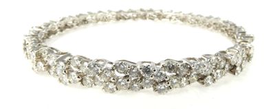 gros plan d'un bracelet en diamant sur fond blanc