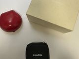 une image représentant une boîte et une pomme rouge posées sur une table