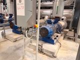 une machine placée au milieu d'une pièce