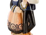 une figurine représentant un homme et une femme tenant un frisbee