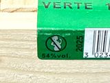 un gros plan d'une étiquette verte apposée sur un morceau de bois
