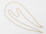 un collier en or muni d'une longue chaîne qui y est attachée