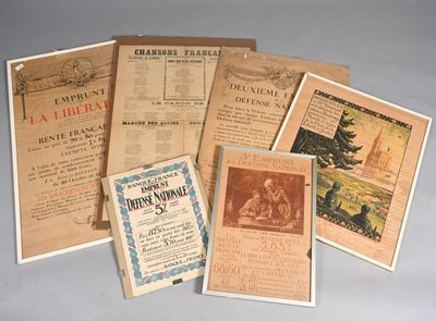 plusieurs vieux livres sont empilés sur une table