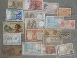 de nombreux types de papier-monnaie sur la table