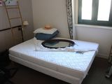 un lit sur lequel est posé un miroir, dans une chambre