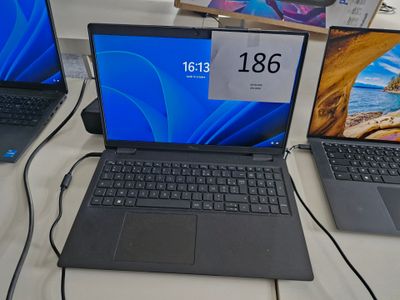 trois ordinateurs portables posés sur une table