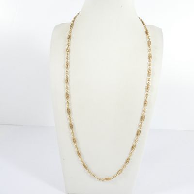un collier à chaîne en or sur un mannequin mannequin mannequin mannequin mannequin mannequin mannequin mannequin mannequin mannequin
