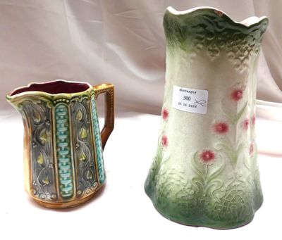deux vases posés l'un à côté de l'autre sur une table