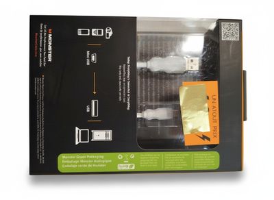 un gros plan d'une boîte contenant un câble USB et un chargeur