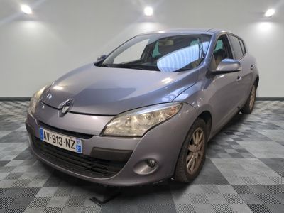 la photo d'une voiture garée dans un garage