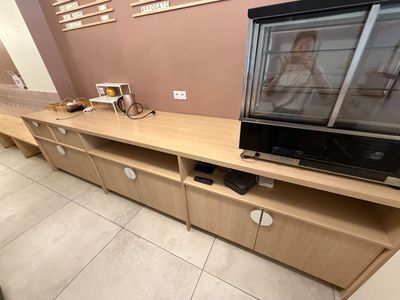 un téléviseur posé sur un meuble TV en bois