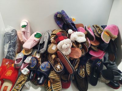 de nombreuses paires de chaussures qui traînent par terre