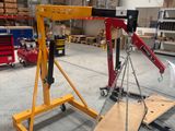 une grue posée sur un chariot dans un entrepôt