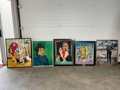 beaucoup de tableaux posés par terre dans une pièce