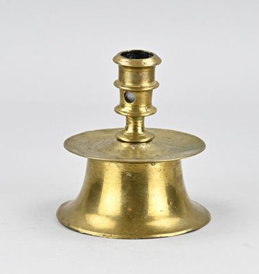 un bougeoir antique en laiton sur fond blanc