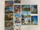 de nombreuses photos différentes représentant divers endroits accrochées au mur