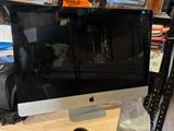 une photo d'un téléviseur posé sur un meuble dans un magasin