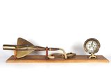 une horloge posée sur un socle en bois