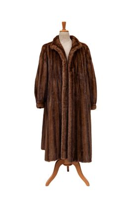une photo d'un manteau de fourrure marron posé sur un mannequin