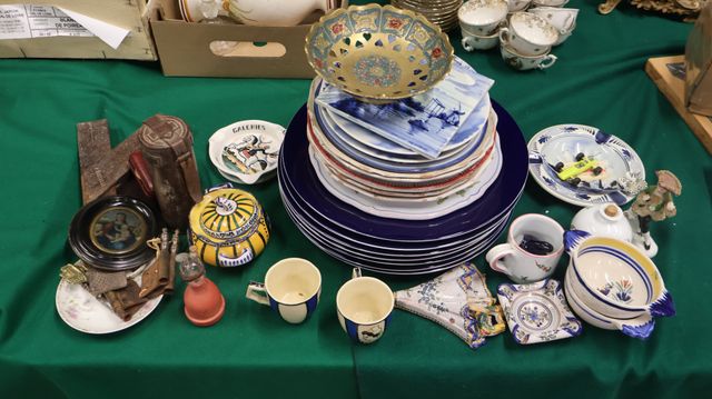 Ensemble d’assiettes décoratives en faïence et porcelaine, objets...